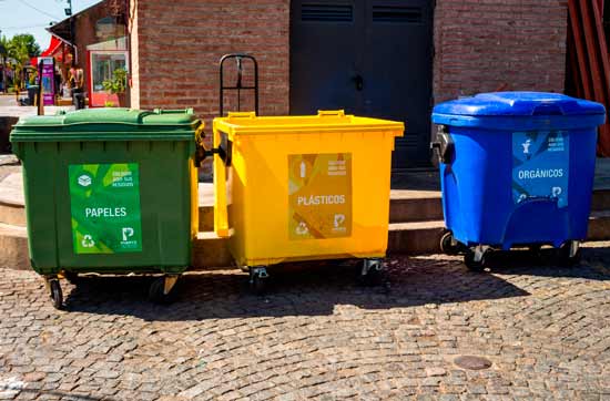 distintos contenedores de reciclaje de residuos urbanos